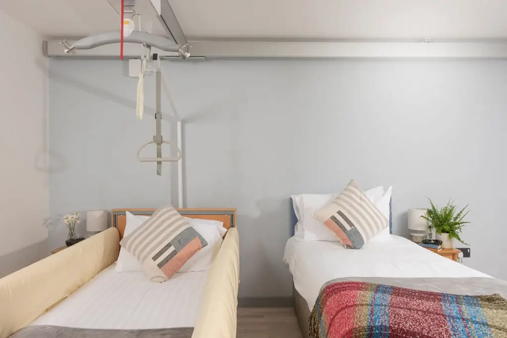 Manual bed hoist